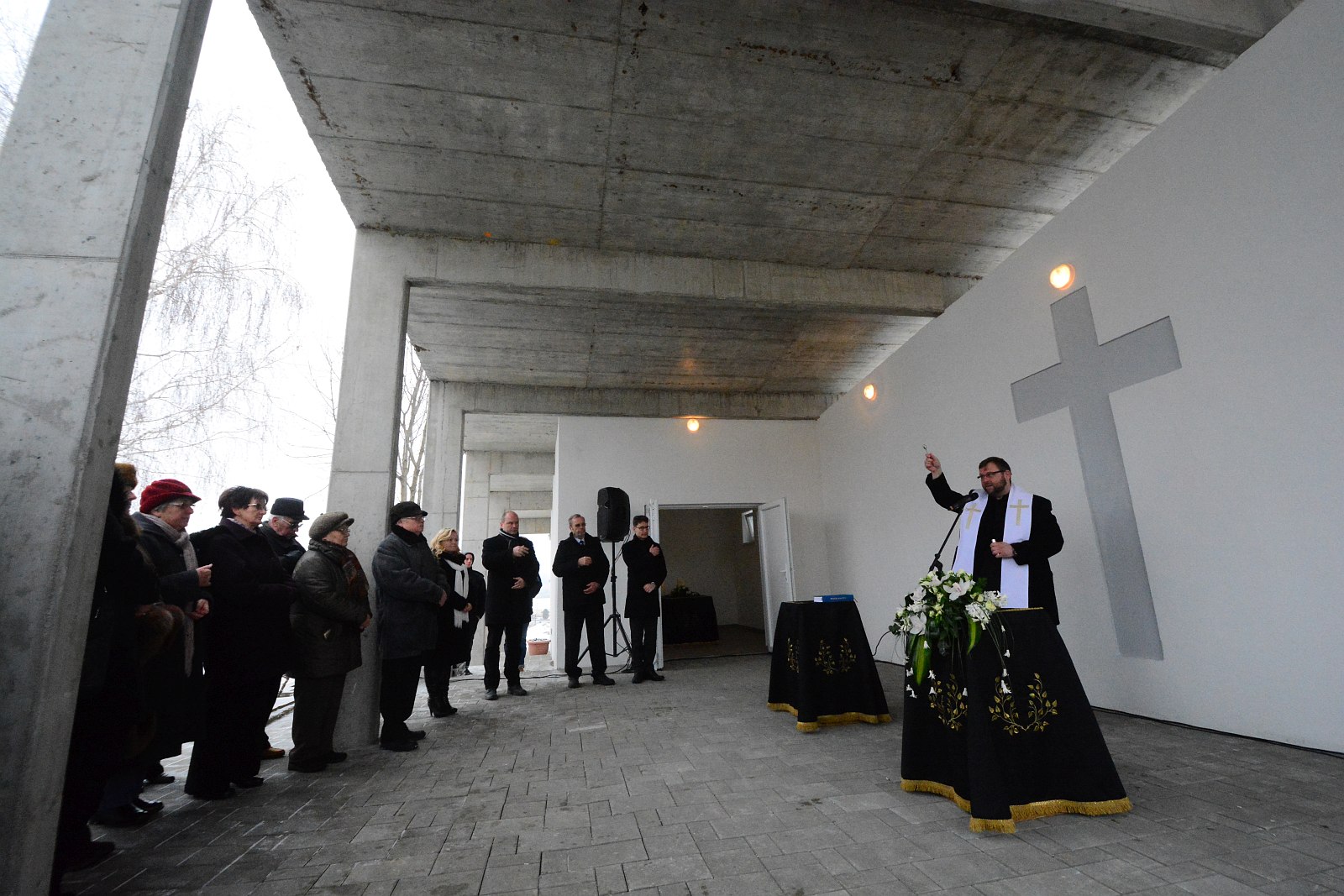 Elkészült és felszentelték a Kisfaludi temető új ravatalozóját